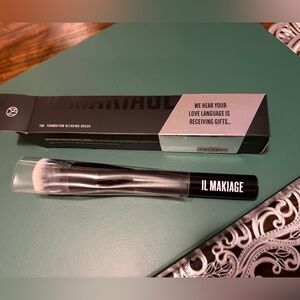 NIB IL MAKIAGE Foundation Blending Brush - Black